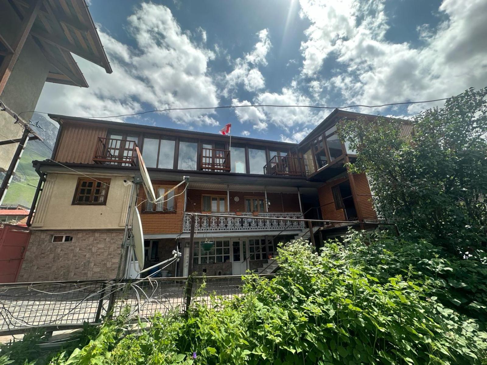 Archil And Nino Gigauri Guest House Stepantsminda Exterior foto