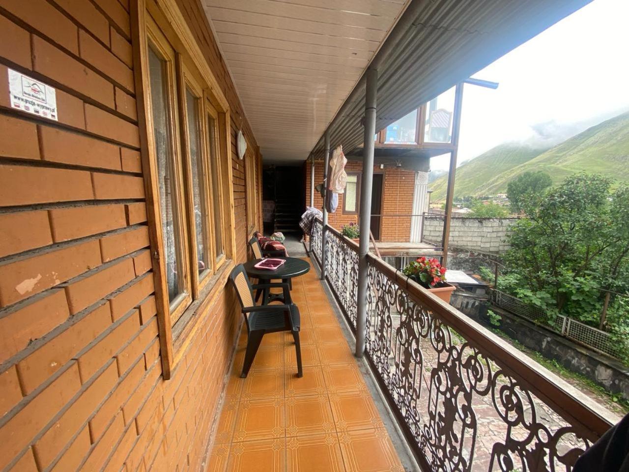 Archil And Nino Gigauri Guest House Stepantsminda Exterior foto